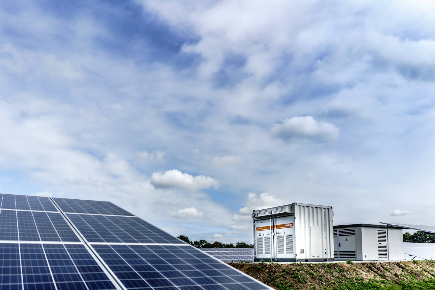 Rivit aurinkopaneeleja voimanlähteenä puhtaalle energialaitokselle.